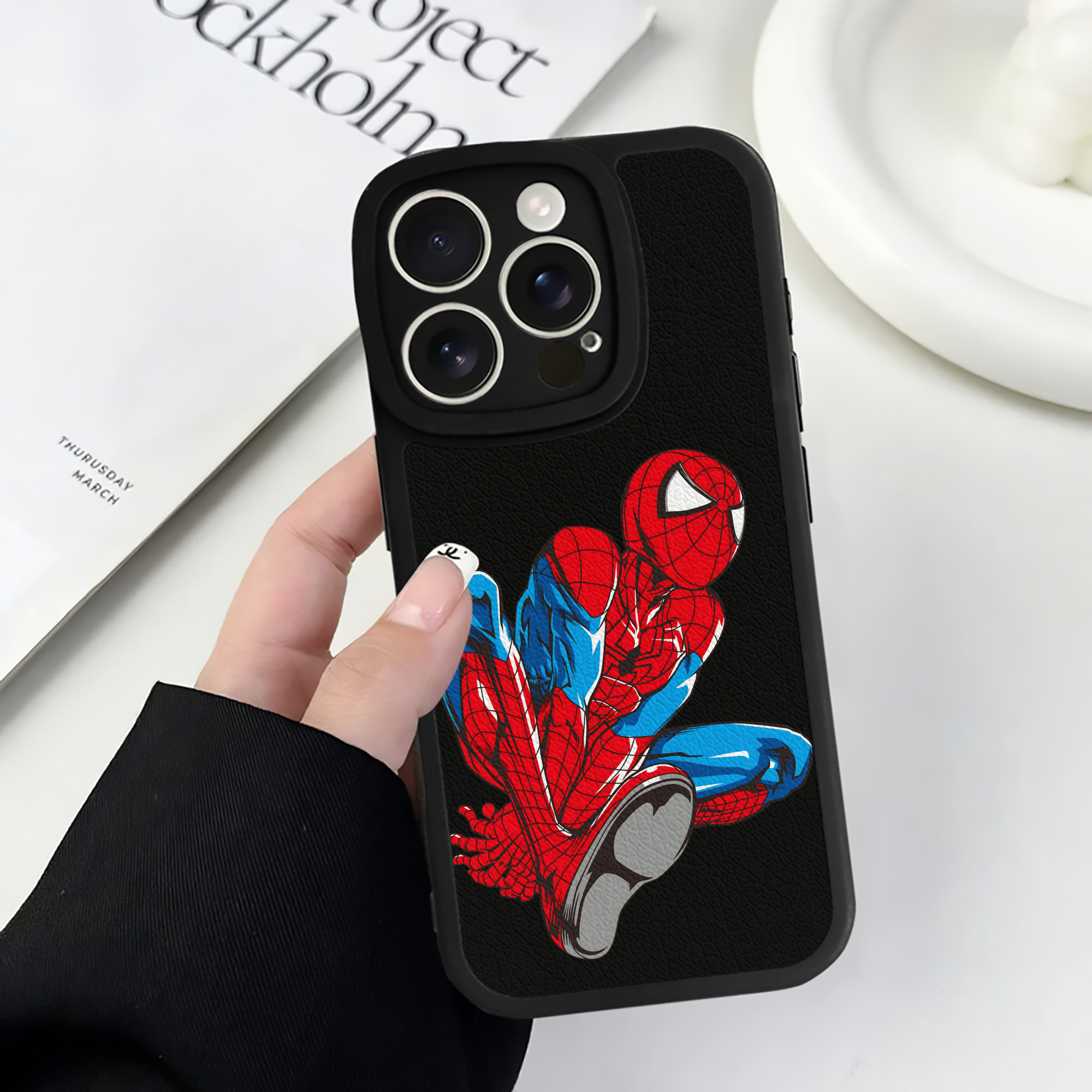 （画像用） アベンジャーズ The Avengers 【iPhone 16シリーズ対応】シリコンスマホケース（レザー調） 材質：シリコン